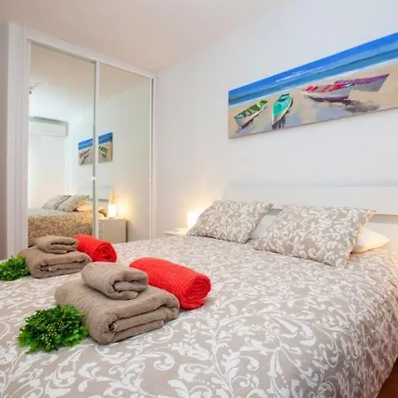 Sleeps 2 With Pool And Air Con *